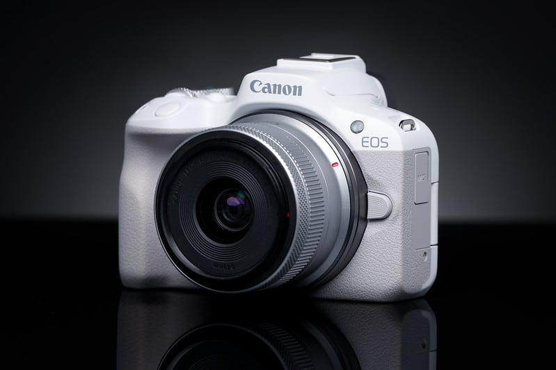 Thiết kế Canon EOS R50 gây ấn tượng mạnh mẽ