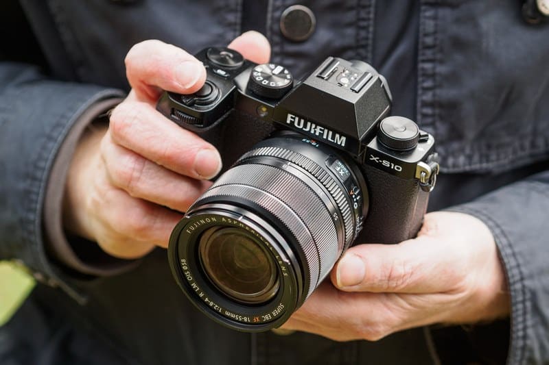 Thiết kế Fujifilm X-S10 mang đặc trưng của hãng máy độc đáo