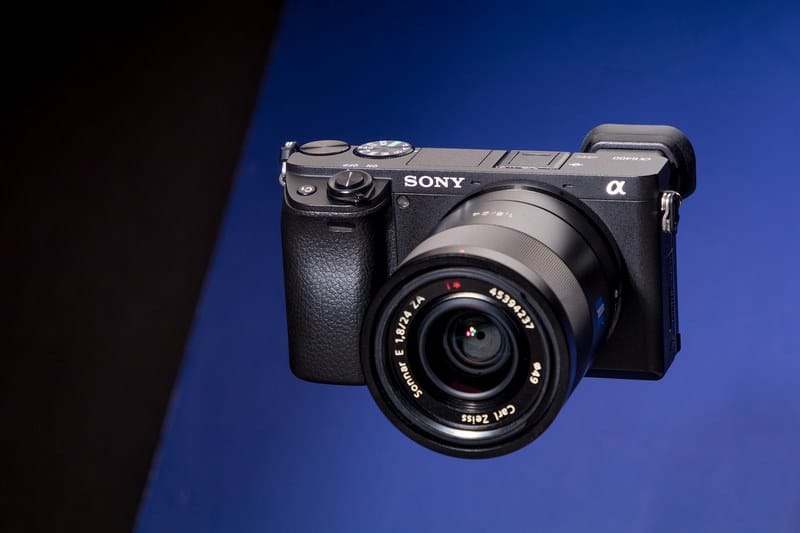 Thiết kế Sony a6400 nhỏ gọn, dễ mang theo rất tiện lợi