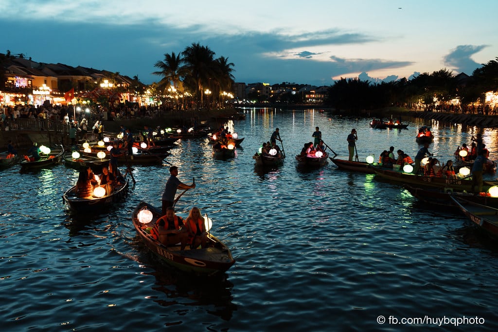 Khẩu độ lớn f/2.8 – Xóa phông đẹp, thiếu sáng không lo