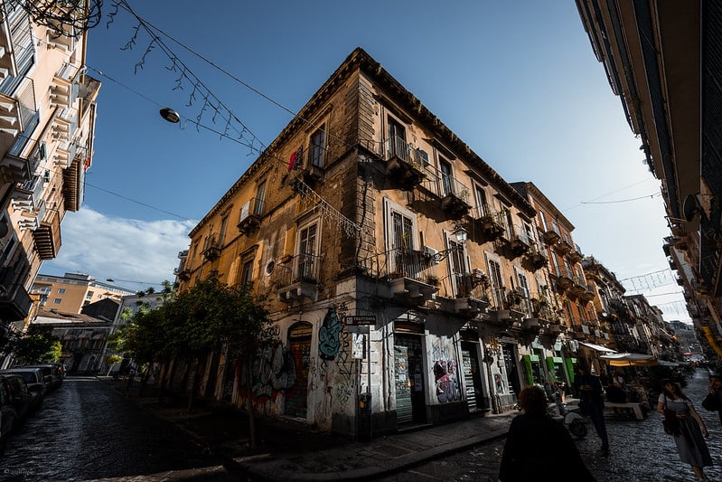 Canon RF 14-35mm f/4L IS USM có chiều dài chỉ 100mm và trọng lượng nhẹ khoảng 544g, dễ dàng mang theo