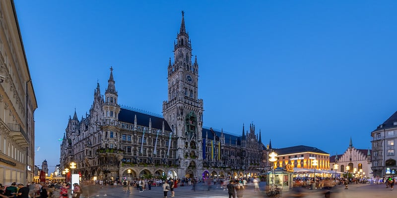 Chụp ngược sáng hoặc ánh sáng mạnh, mang lại màu sắc trung thực và tương phản cao