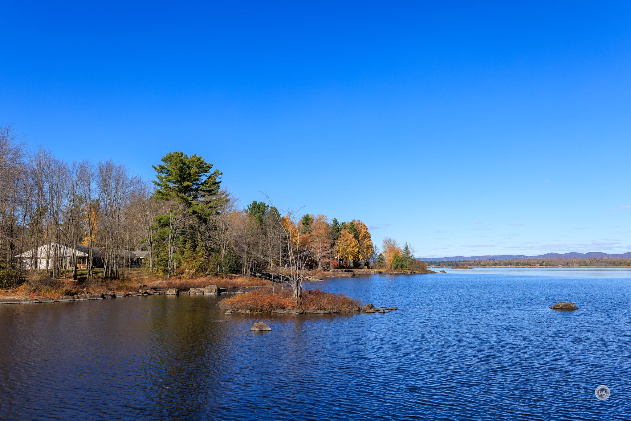 Bokeh đẹp mắt và hiệu suất vượt trội trong điều kiện thiếu sáng