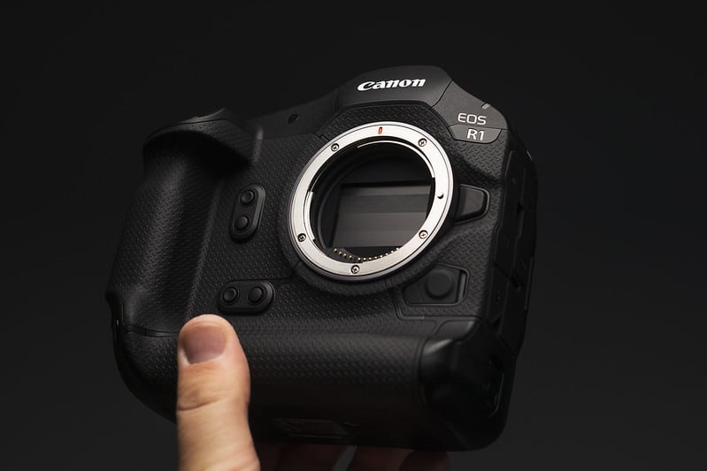 Canon EOS R1 – Siêu phẩm mirrorless cho thể thao, tin tức và động vật hoang dã