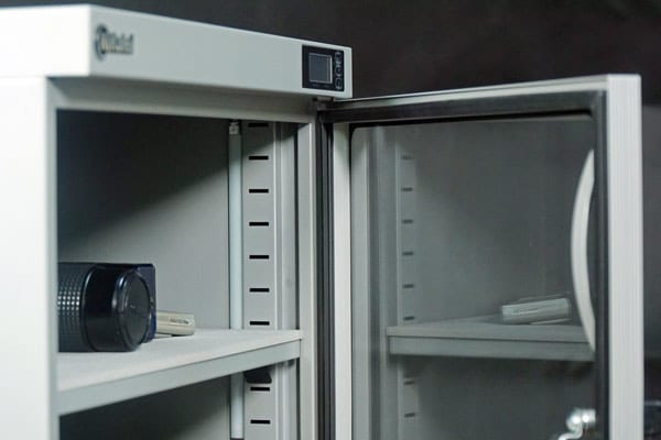 Cánh cửa trang bị thêm giăng cao su độ khít tránh không khí từ bên ngoài vào